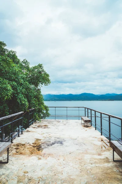 Srinagarind-Staudamm bei bewölktem Himmel in Kanchanaburi, Thailand — Stockfoto