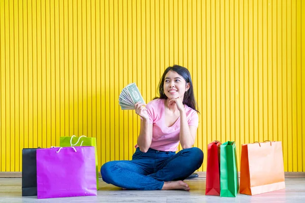 アジアの女性の持ち株ショッピング バッグ — ストック写真