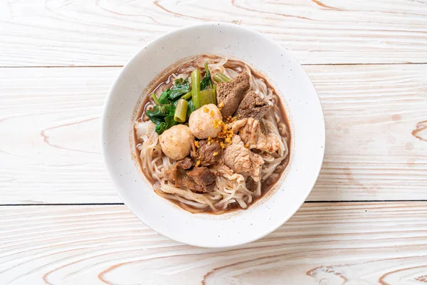 Sopa de fideos de arroz con cerdo guisado — Foto de Stock