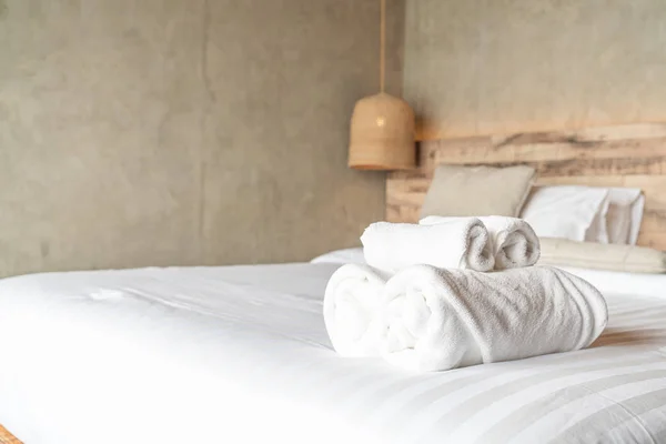 Toalha branca na decoração da cama no quarto — Fotografia de Stock