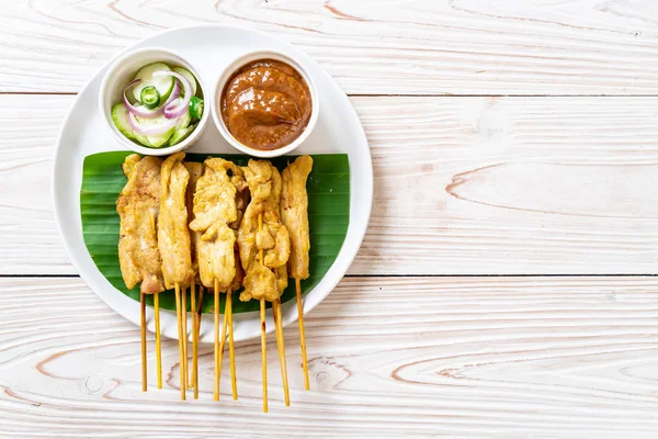 Satay sertés-grillezett sertéshússal, mogyoró mártással, vagy édes és — Stock Fotó