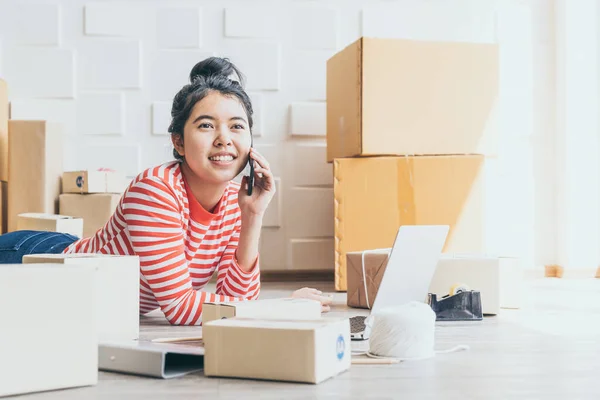 아시아 여성 사업가 작업 에 홈 와 포장 상자 에 w — 스톡 사진