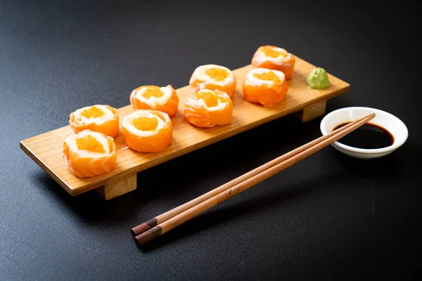 新鲜的鲑鱼寿司卷,蛋黄酱和虾蛋 — 图库照片
