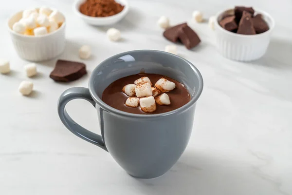 Heiße Schokolade mit Marshmallows — Stockfoto