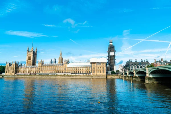 Big Ben und Westminster Bridge in London, Großbritannien — Stockfoto