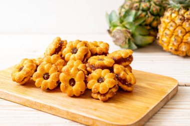 ananas reçeli ile çiçek bisküvi