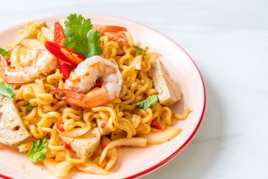 Baharatlı hazır erişte salatası ve karides.