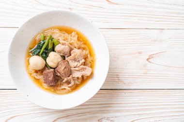 Pişmiş domuz etli erişte kasesi.