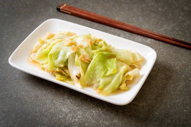 Balık soslu tavada kızartılmış lahana