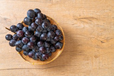 beyaz arka planda taze siyah üzüm