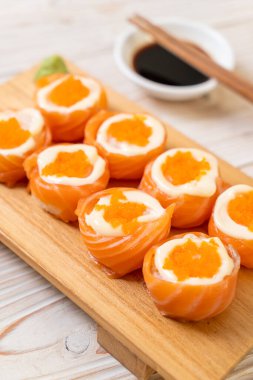 mayonez ve karides yumurta ile taze somon suşi rulo