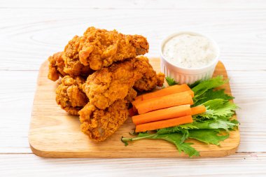 Kızarmış baharatlı tavuk kanadı