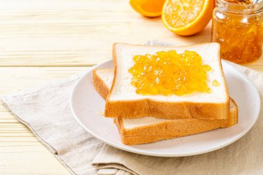 Portakal reçelli ekmek dilimleri 