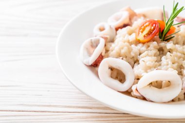 Kalamarlar veya ahtapot risotto