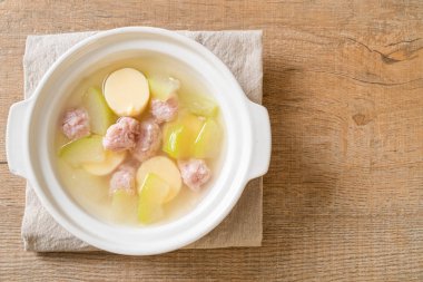 Kış karpuz çorbası, kıymalı domuz eti ve yumurtalı tofu.