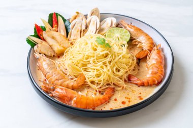 Baharatlı karides spagetti makarna (Tom Yum Goong)