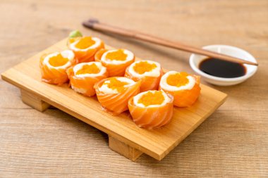 mayonez ve karides yumurta ile taze somon suşi rulo