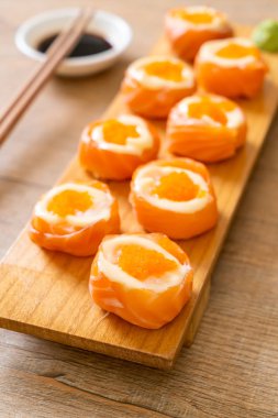 mayonez ve karides yumurta ile taze somon suşi rulo