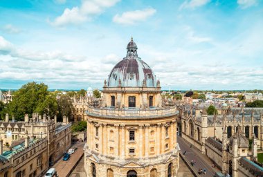 Radcliffe Kamera ve Oxfo Üniversitesi'nde Tüm Souls College
