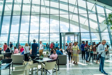 Londra, Uk - 12019: İnsanlar görkemli Gökyüzü Gar 'ının tadını çıkarıyor