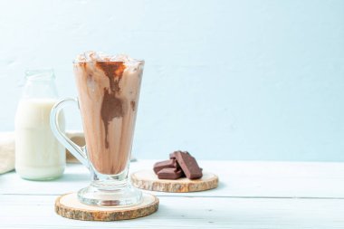 Buzlu çikolata milkshake içecek