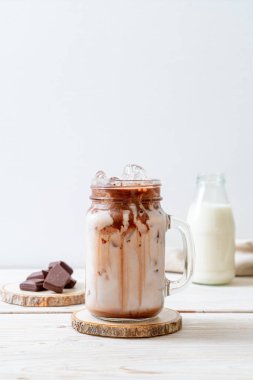 Buzlu çikolata milkshake içecek