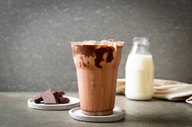 Buzlu çikolata milkshake içecek