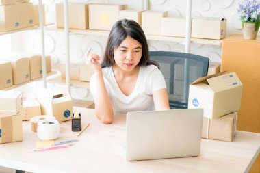 Küçük işletme sahibi, kadın dizüstü bilgisayarda satın alma siparişkontrol