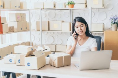 Laptop ve Pho internet kullanırken Asya kadın zevk kendini