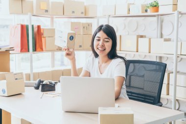 Laptop ve Pho internet kullanırken Asya kadın zevk kendini