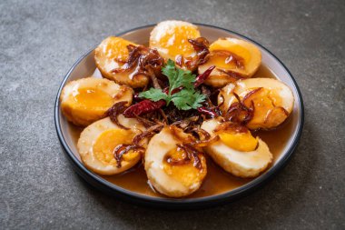 Haşlanmış yumurta demirhindi soslu kızarmış