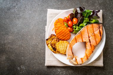 sebze ile ızgara somon biftek fileto