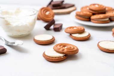 kremalı çikolatalı kurabiye