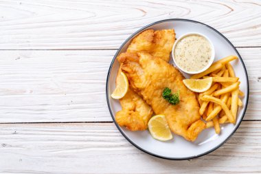 Kızartmalı balık ve patates kızartması.
