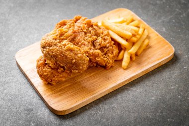 patates kızartması ve nuggets yemek kızarmış tavuk