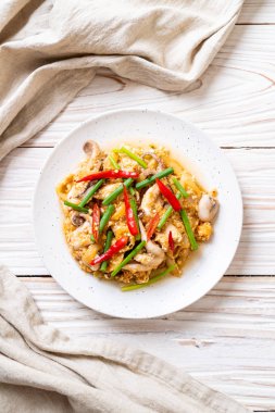 Tavada kızartılmış kalamar ve ahtapot tuzlu yumurta ile