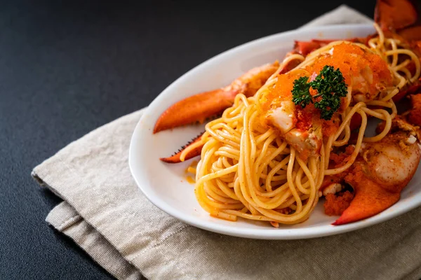 Спагетти с креветочным яйцом — стоковое фото