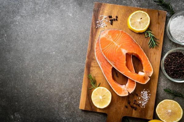 taze çiğ somon fileto biftek