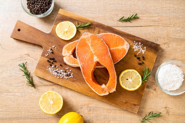 taze çiğ somon fileto biftek