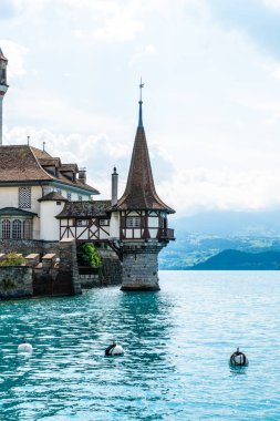 Thun Gölü arka planda İsviçre Oberhofen Kalesi