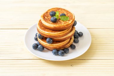 ile taze yaban mersini pancake