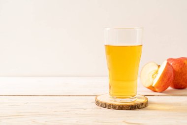 Kırmızı elma meyvesi ile elma suyu