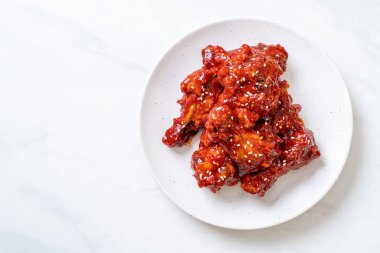 Baharatlı soslu kızarmış tavuk 