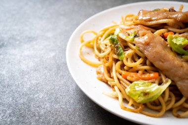 tavada kızartılmış yakisoba noodle domuz eti ile