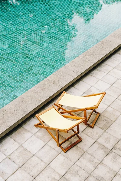 Cama de piscina em torno da piscina — Fotografia de Stock