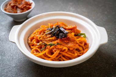 Kore baharatlı soslu ve sebzeli kızarmış erişte.