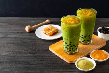 kabarcık ve bal kabarcıkları ile yeşil çay latte