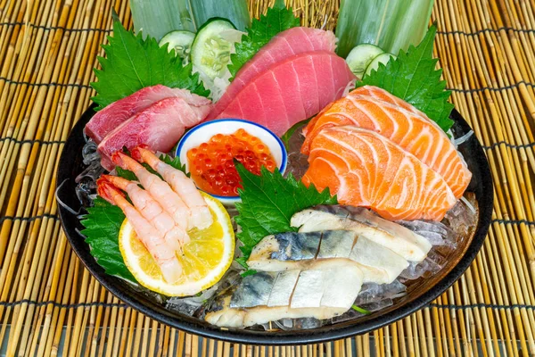 Ton proaspăt de somon și hamachi sashimi crud — Fotografie, imagine de stoc
