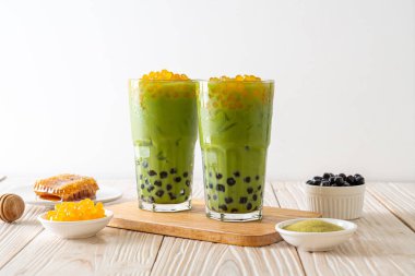 kabarcık ve bal kabarcıkları ile yeşil çay latte