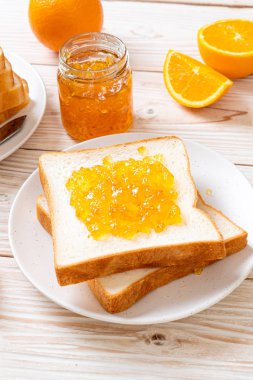 Portakal reçelli ekmek dilimleri 
